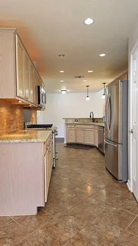 $2,400 | 1805 Oak Hollow Drive West, Pearland, TX 77581