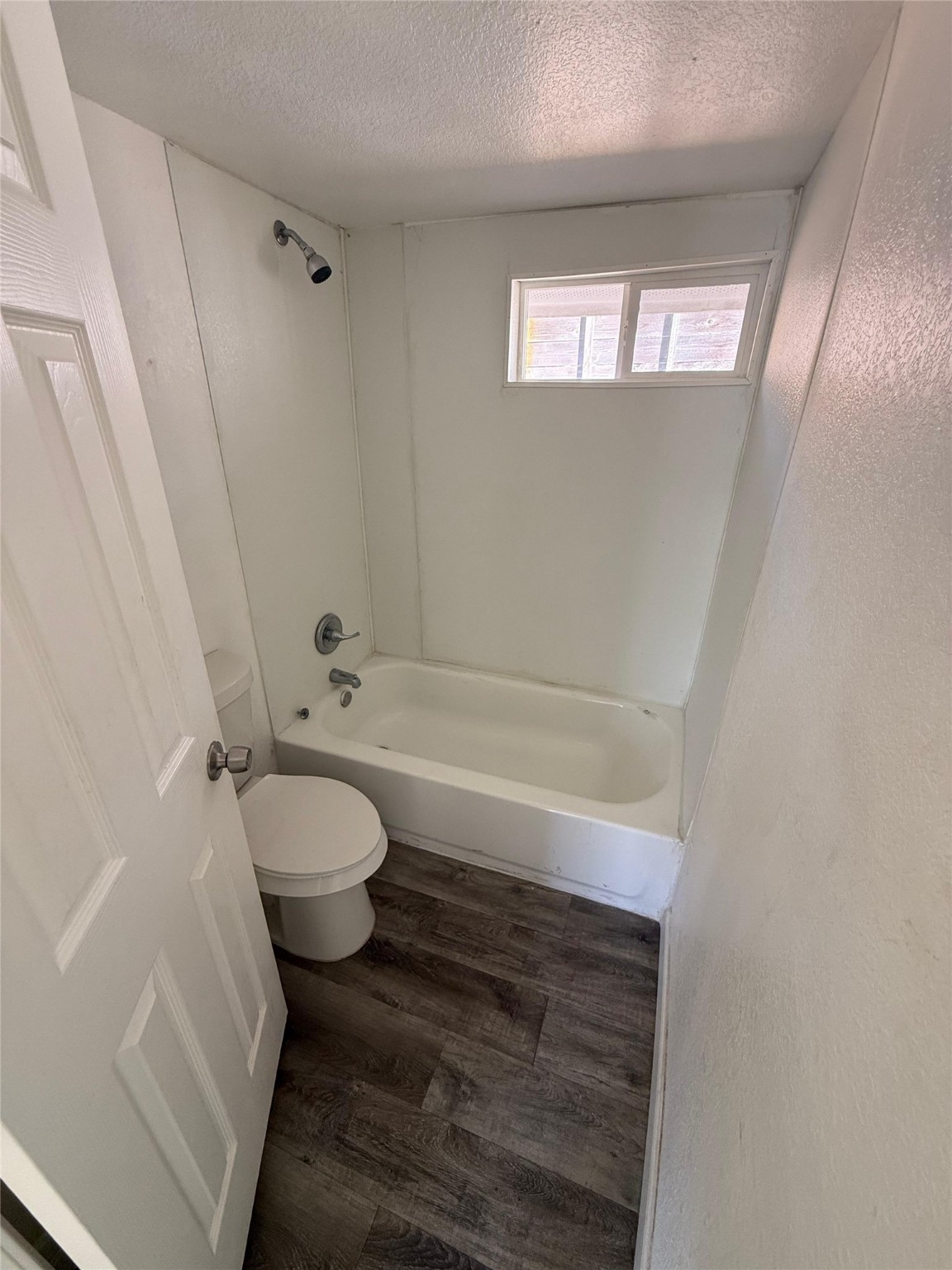 6901 Dumble Street Houston, TX 77021 - Photo 17 of 26 a bathroom with a toilet a sink and bathtub