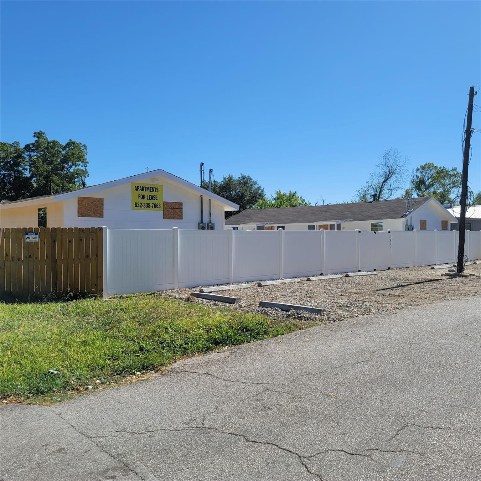 6901 Dumble Street Houston, TX 77021 - Photo 4 of 26 a view of a backyard