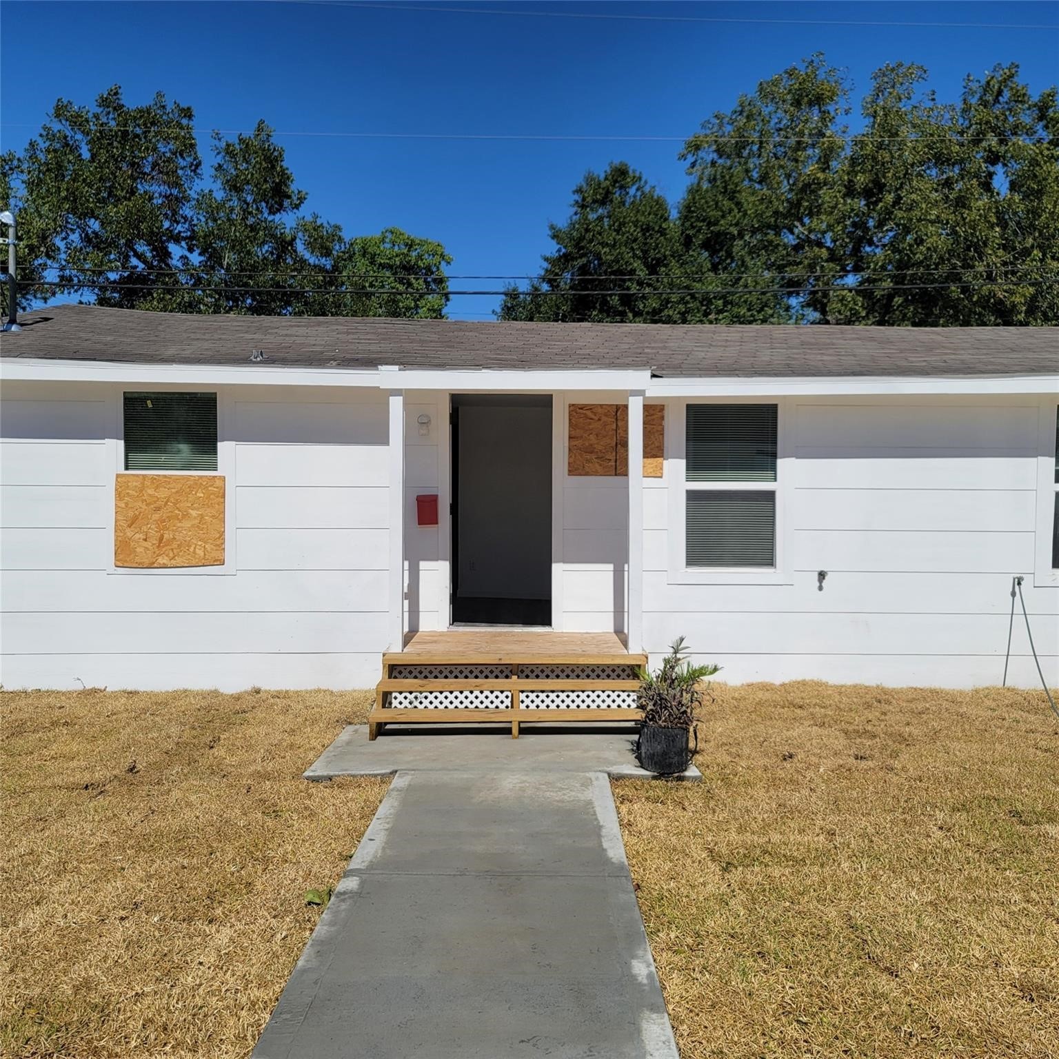 6901 Dumble Street Houston, TX 77021 - Photo 10 of 26 a front view of a house with a yard