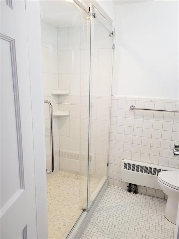 4601 Fifth Avenue, Unit 326 Pittsburgh, PA 15213 - Photo 16 of 20 a bathroom with a bathtub and toilet