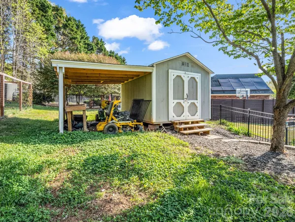 a view of a house with backyard and a tree