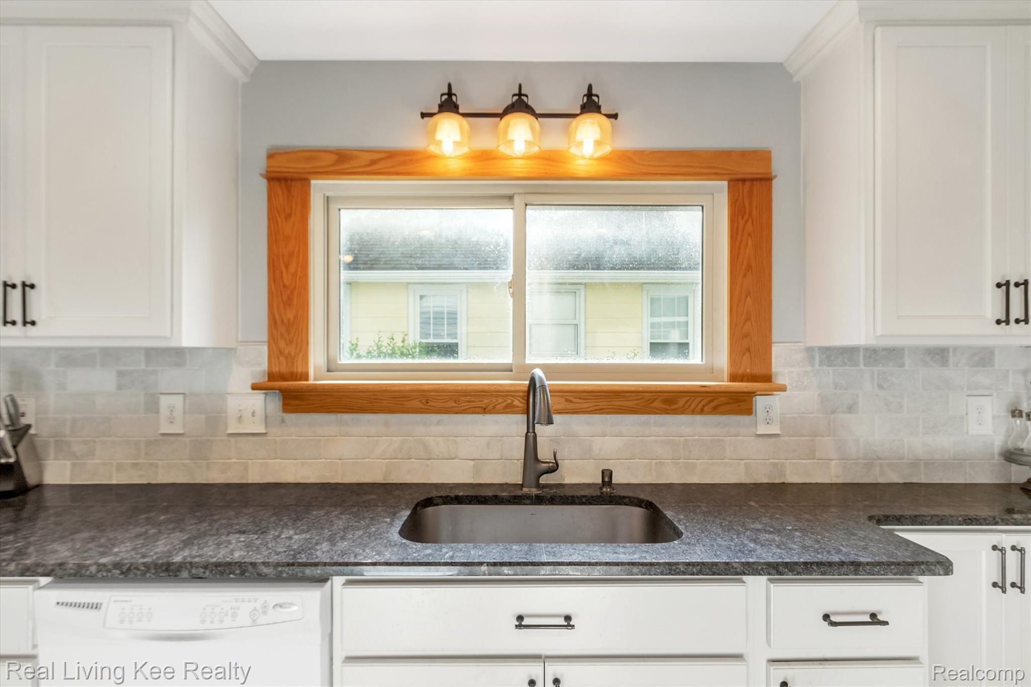 706 Parkdale Road Rochester, MI 48307 - Photo 16 of 40 16-706-Parkdale-Rd-WindowStill-Real-Estate-Photography-16.jpg