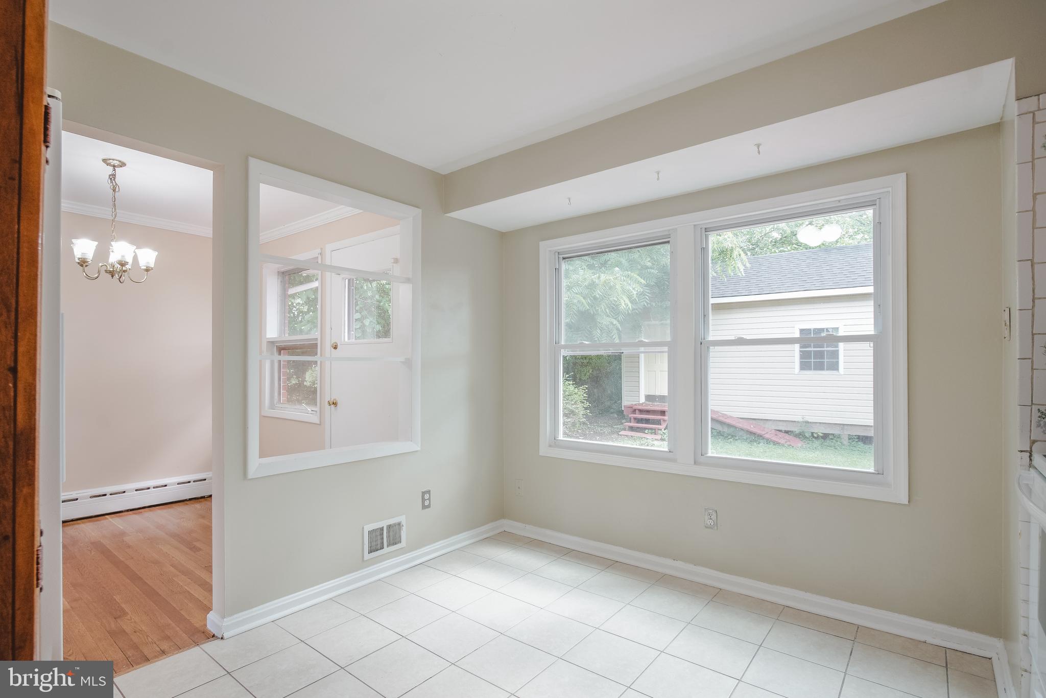 13010 Estelle Road Silver Spring, MD 20906 - Photo 15 of 39 kitchen table space