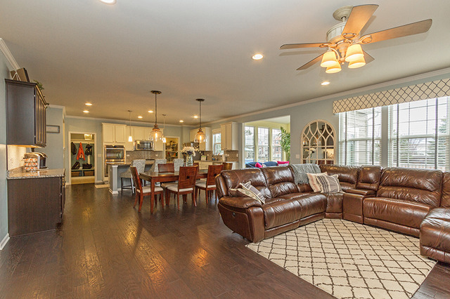 295 Monument Road Elgin, IL 60124 - Photo 4 of 25