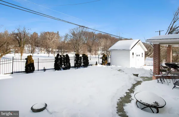 a view of a house with backyard