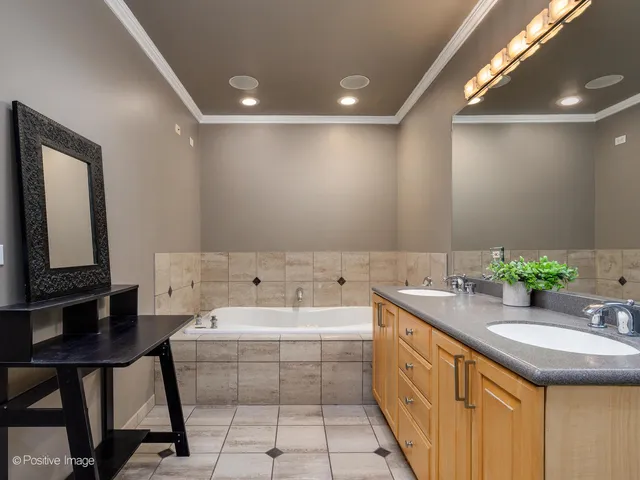 $5,800 | 1720 West Altgeld Street, Chicago, IL 60614