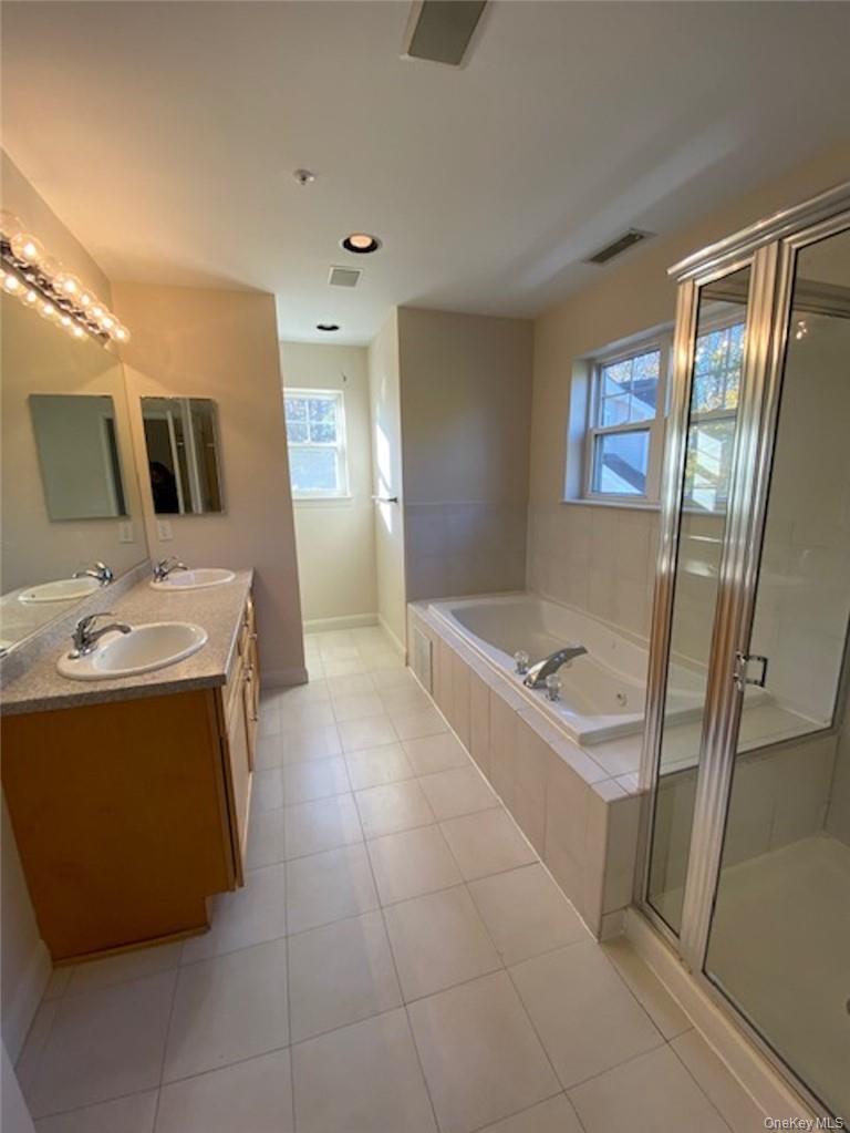 51 Winding Ridge Road White Plains, NY 10603 - Photo 13 of 30 a bathroom with a tub sink and mirror