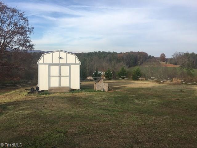 325 Rab Road Purlear, NC 28665 - Photo 5 of 32