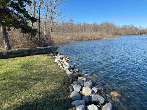 $215,000 | 4615 East 640 South, Wolcottville, IN 46795