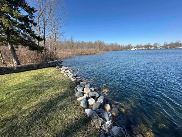 $215,000 | 4615 East 640 South, Wolcottville, IN 46795