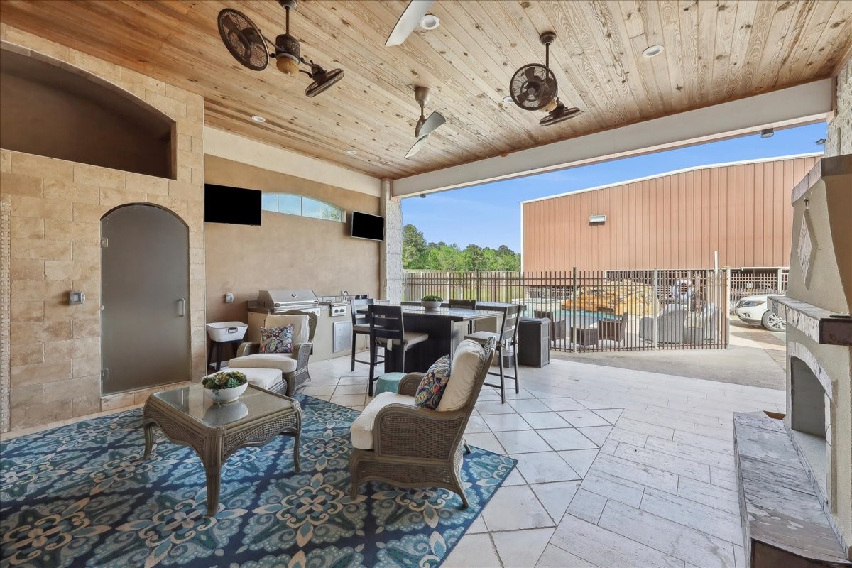 12460 Keith Road Beaumont, TX 77713 - Photo 35 of 40 a living room with patio furniture