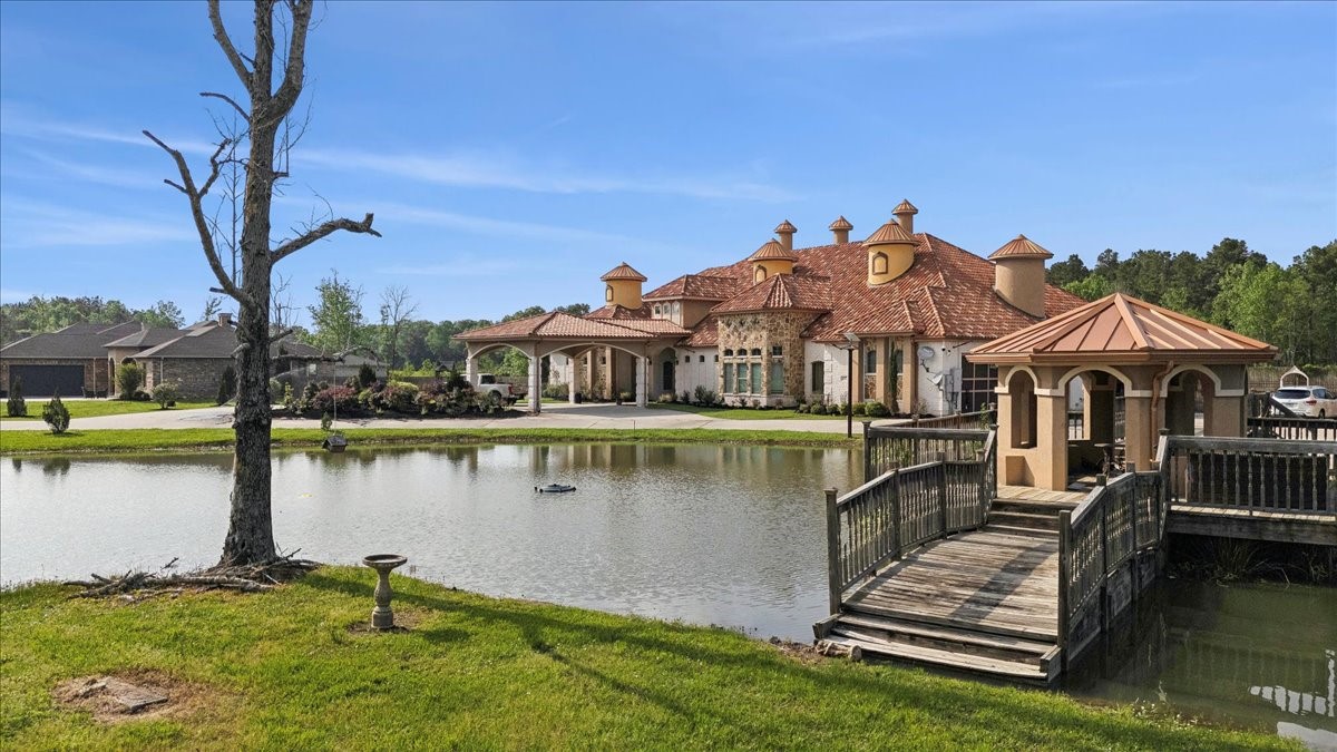 12460 Keith Road Beaumont, TX 77713 - Photo 39 of 40 an aerial view of a house with swimming pool and lake view
