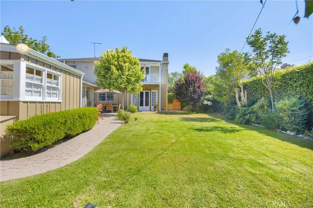 a view of a livingroom with furniture and a ceiling fan
