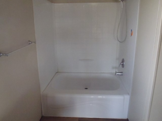 964 Railyard Drive Kyle, TX 78640 - Photo 16 of 25 Full bathroom featuring shower / washtub combination