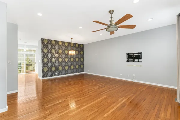 $414,500 | 375 North Commerce Street, Aurora, IL 60504