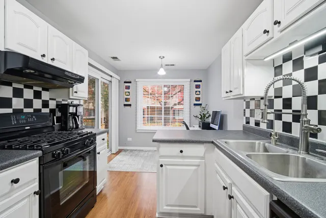 $309,000 | 1345 East Evergreen Drive, Unit 3, Palatine, IL 60074