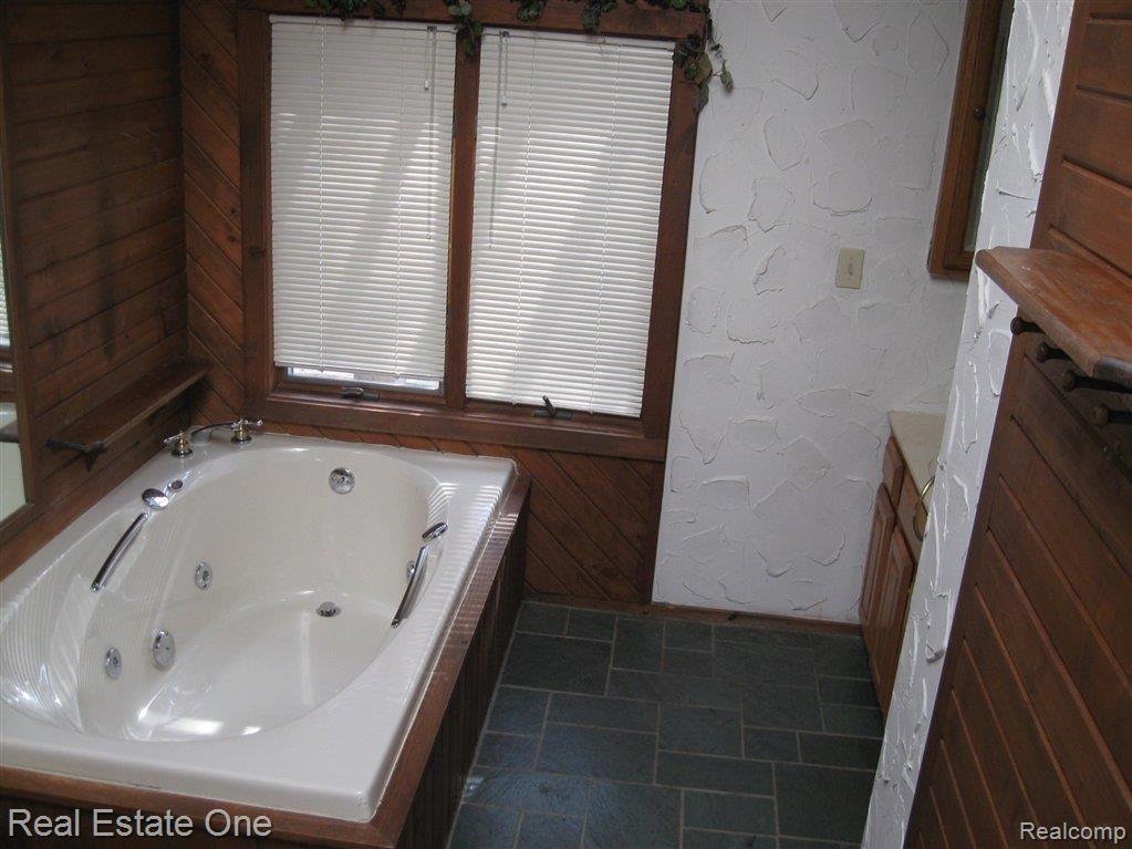 55890 Jewell Road Utica, MI 48315 - Photo 14 of 15 Jetted Tub.JPG