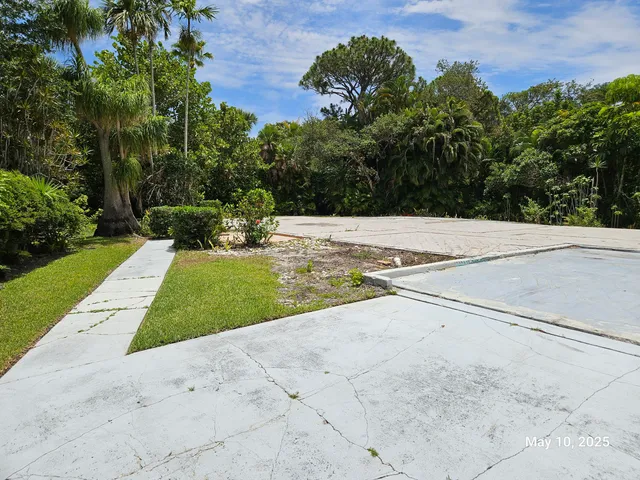 a view of yard with green space