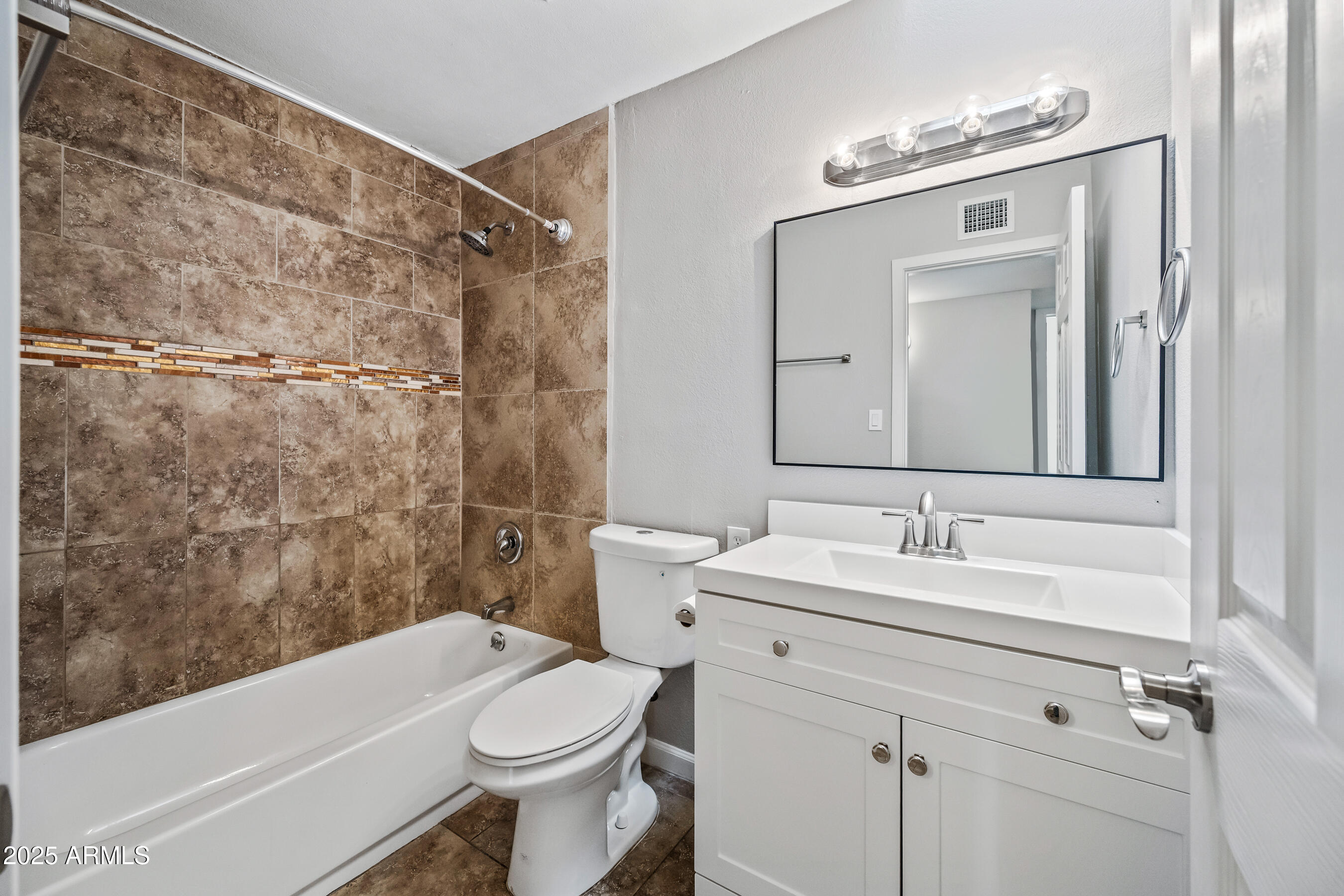 2320 West Freeway Lane Phoenix, AZ 85021 - Photo 16 of 23 Hall Bath