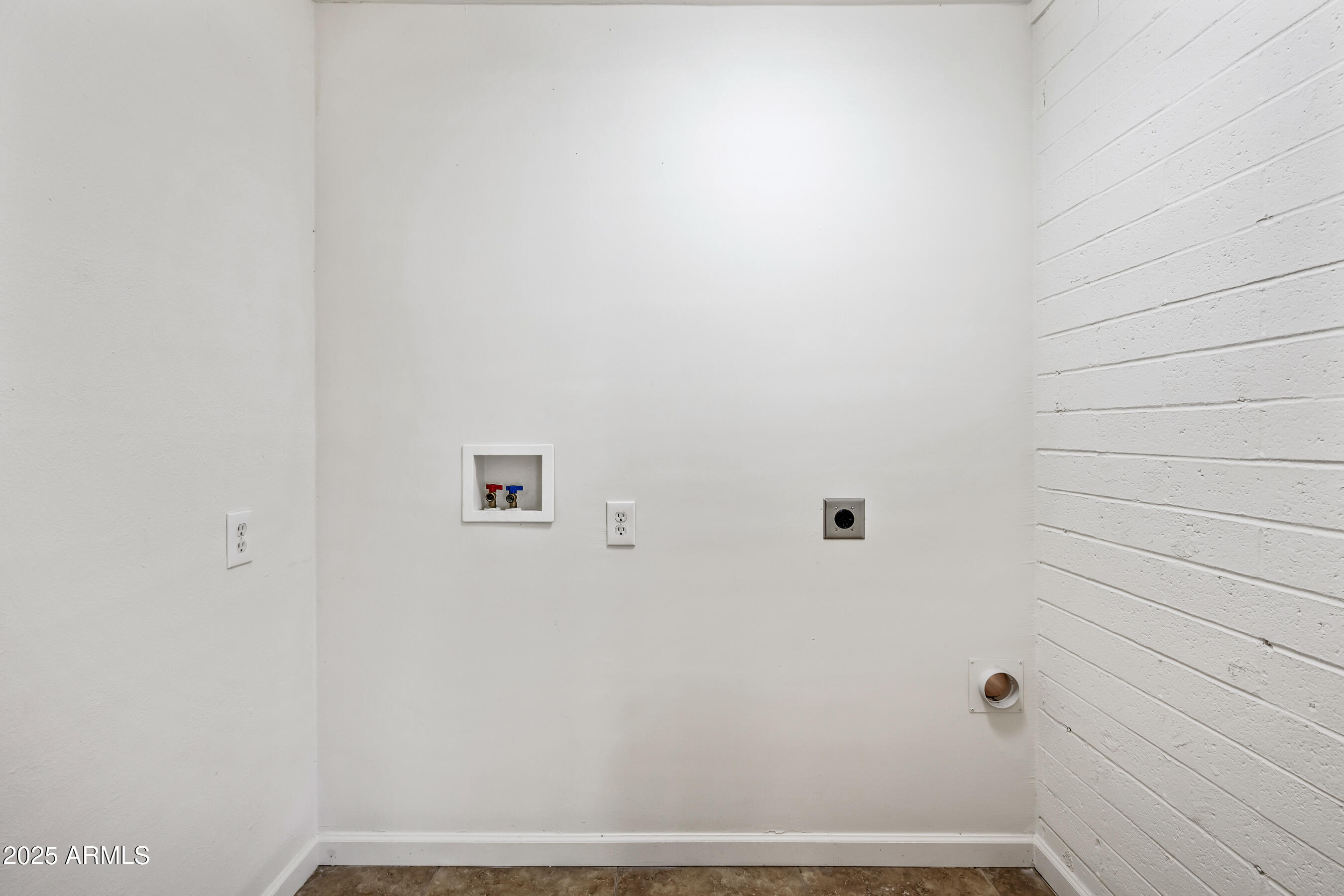 2320 West Freeway Lane Phoenix, AZ 85021 - Photo 18 of 23 Inside Laundry