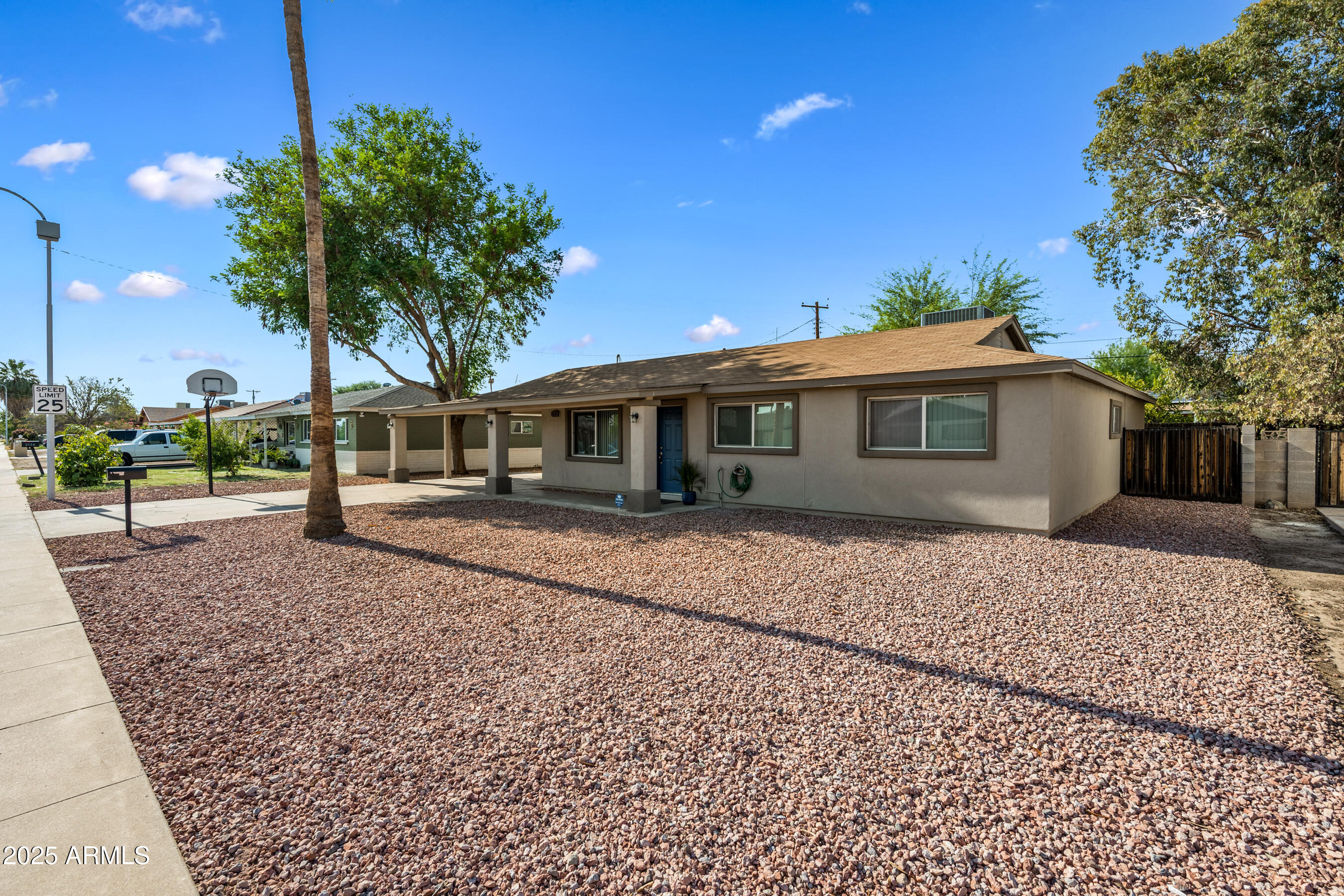 2320 West Freeway Lane Phoenix, AZ 85021 - Photo 4 of 23 Easy care landscaping