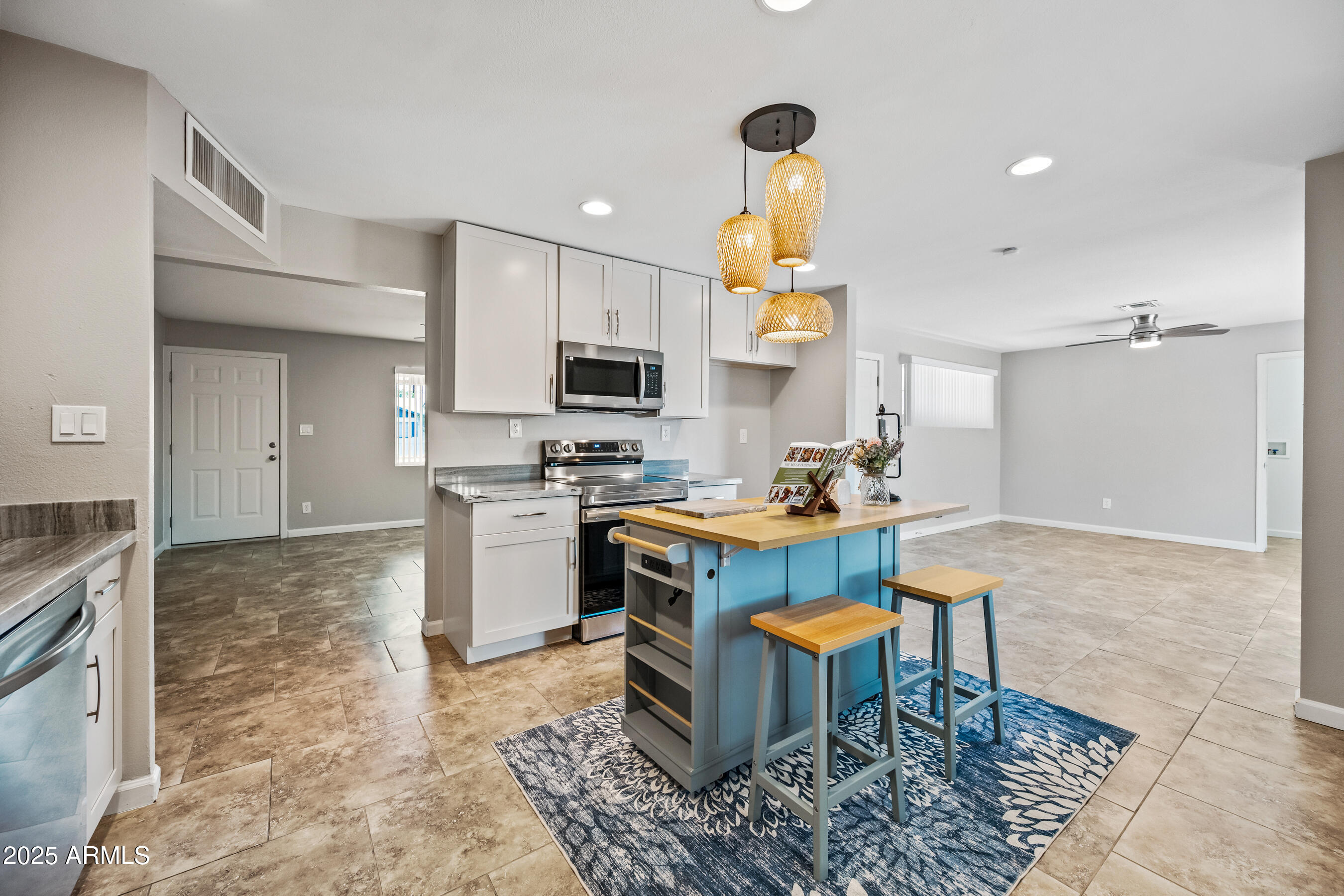 2320 West Freeway Lane Phoenix, AZ 85021 - Photo 9 of 23 Rolling island