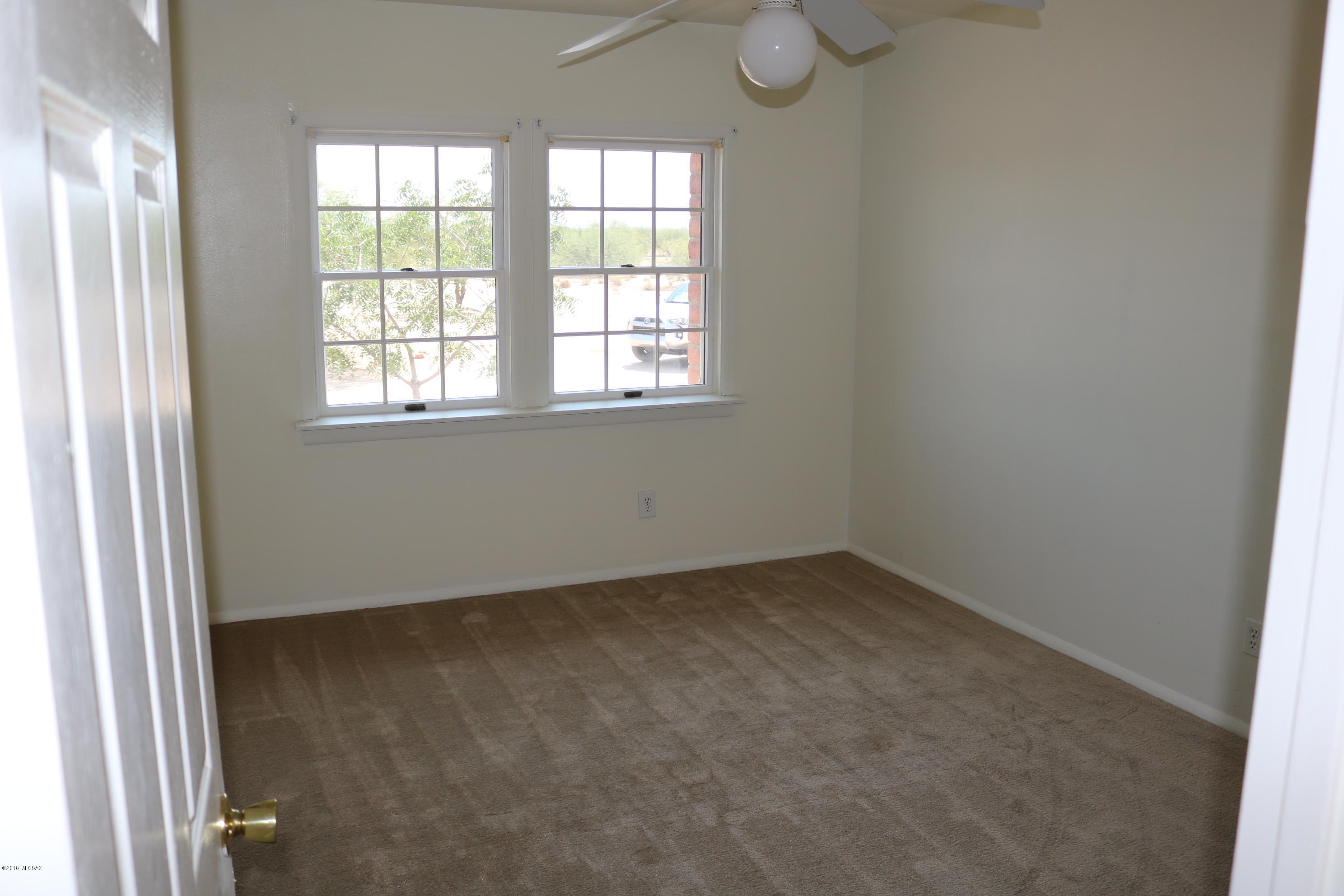 5851 South Avra Road Tucson, AZ 85735 - Photo 21 of 46 an empty room with a window