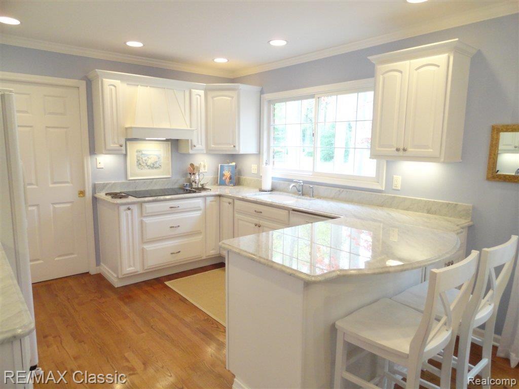 33833 Hunters Pointe Road Farmington, MI 48331 - Photo 5 of 22 Bright Airy Kitchen.JPG