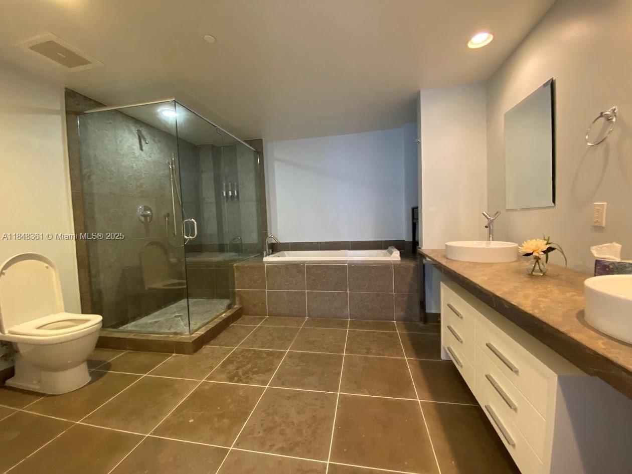 475 Brickell Avenue, Unit 4409 Miami, FL 33131 - Photo 23 of 37 a bathroom with a toilet a sink and a mirror