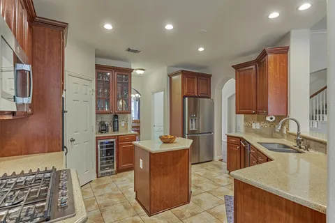 $750,000 | 11 East French Oaks Circle, The Woodlands, TX 77382