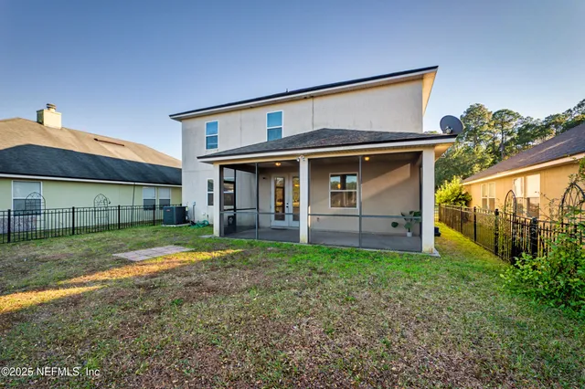 a view of a house with backyard and garden