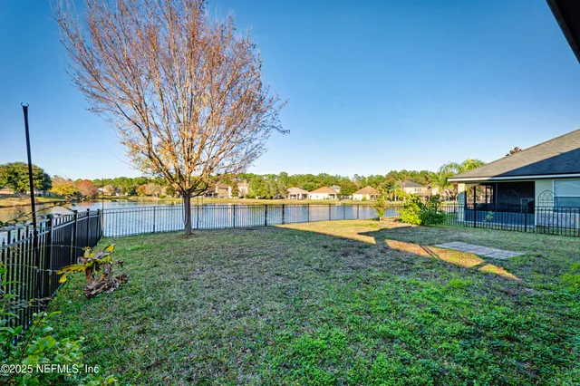 a view of a backyard