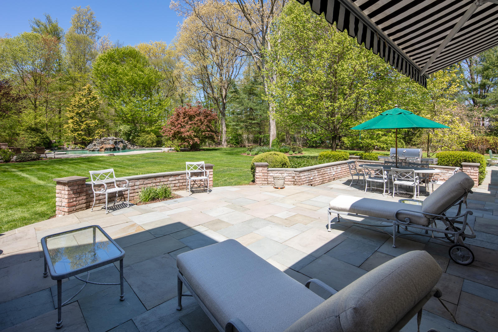 731 Hollow Tree Ridge Road Darien, CT 06820 - Photo 7 of 43 a view of a chairs and table in the yard
