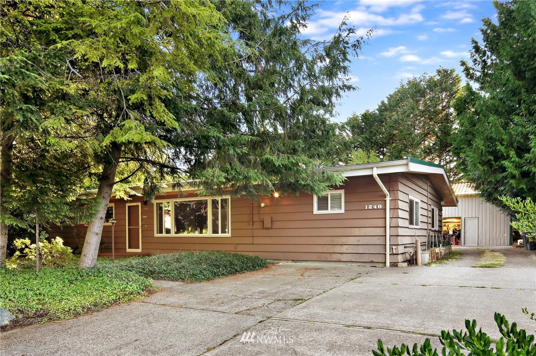1240 Kenoyer Drive Bellingham, WA 98229 - Photo 2 of 22 a front view of a house with a garden