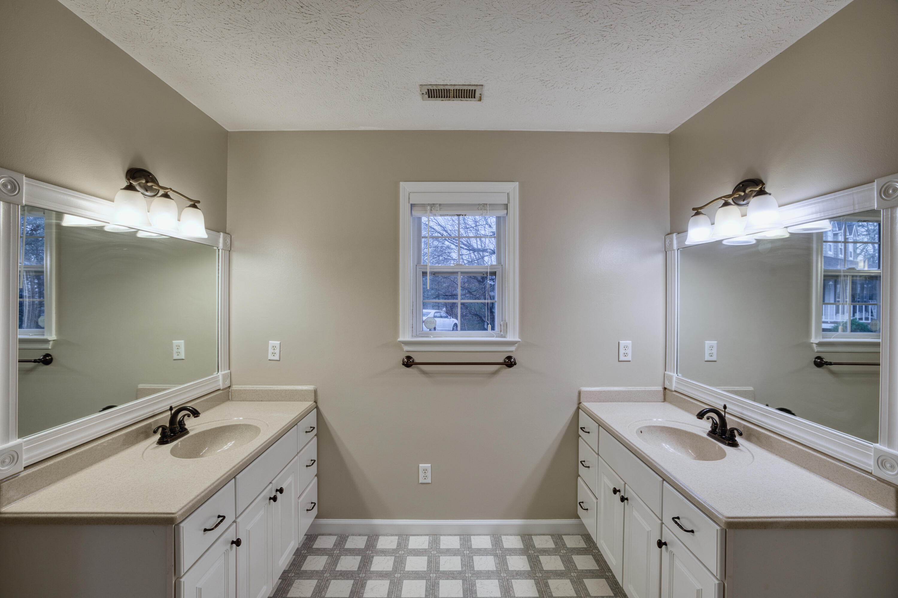 130 Spring Lane Ringgold, GA 30736 - Photo 19 of 35 jack-n-jill bath