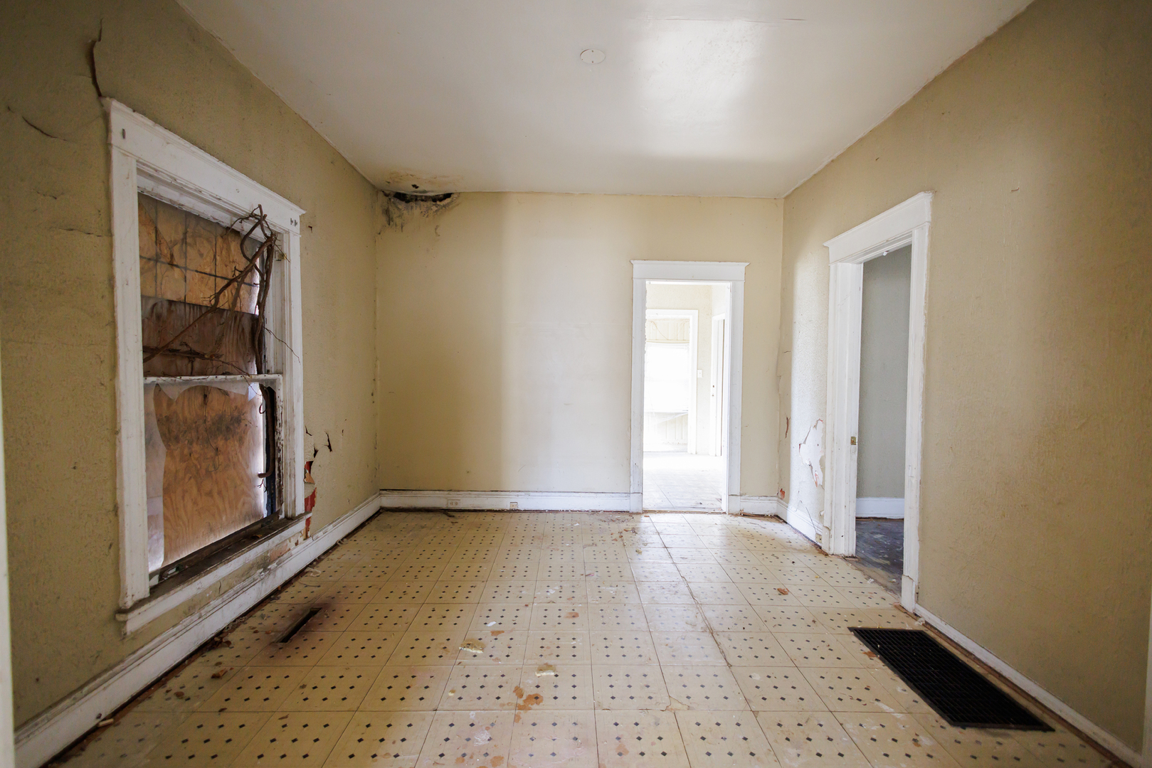 427 South Chicago Avenue Kankakee, IL 60901 - Photo 18 of 60 a view of an empty room and window