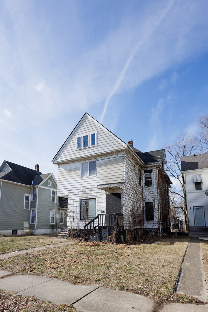 427 South Chicago Avenue Kankakee, IL 60901 - Photo 2 of 60 a front view of a house with a yard