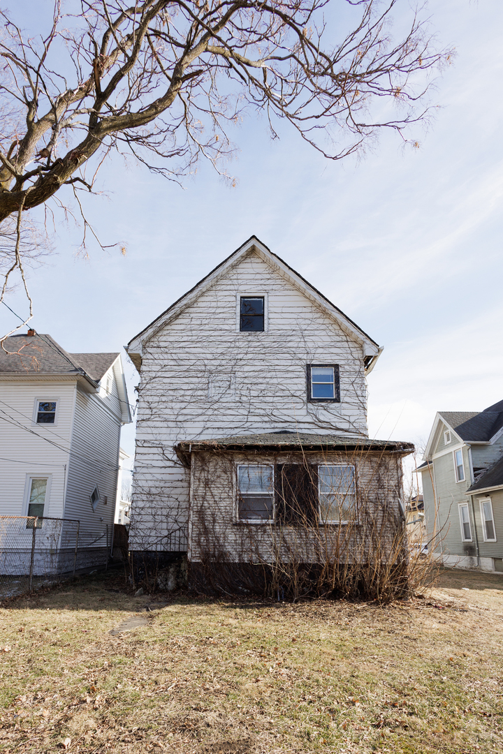 427 South Chicago Avenue Kankakee, IL 60901 - Photo 3 of 60 a front view of a house with a yard