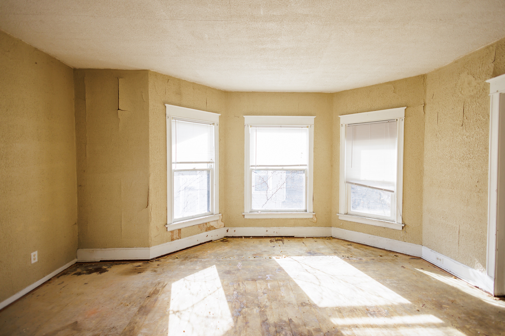 427 South Chicago Avenue Kankakee, IL 60901 - Photo 36 of 60 an empty room with windows