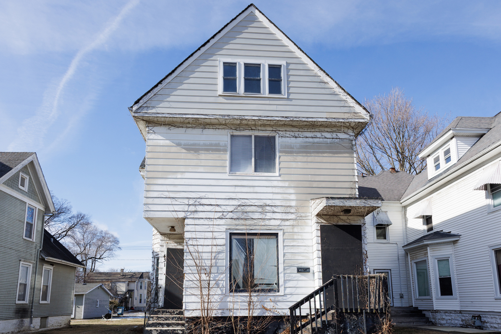 427 South Chicago Avenue Kankakee, IL 60901 - Photo 4 of 60 a front view of a house with a balcony