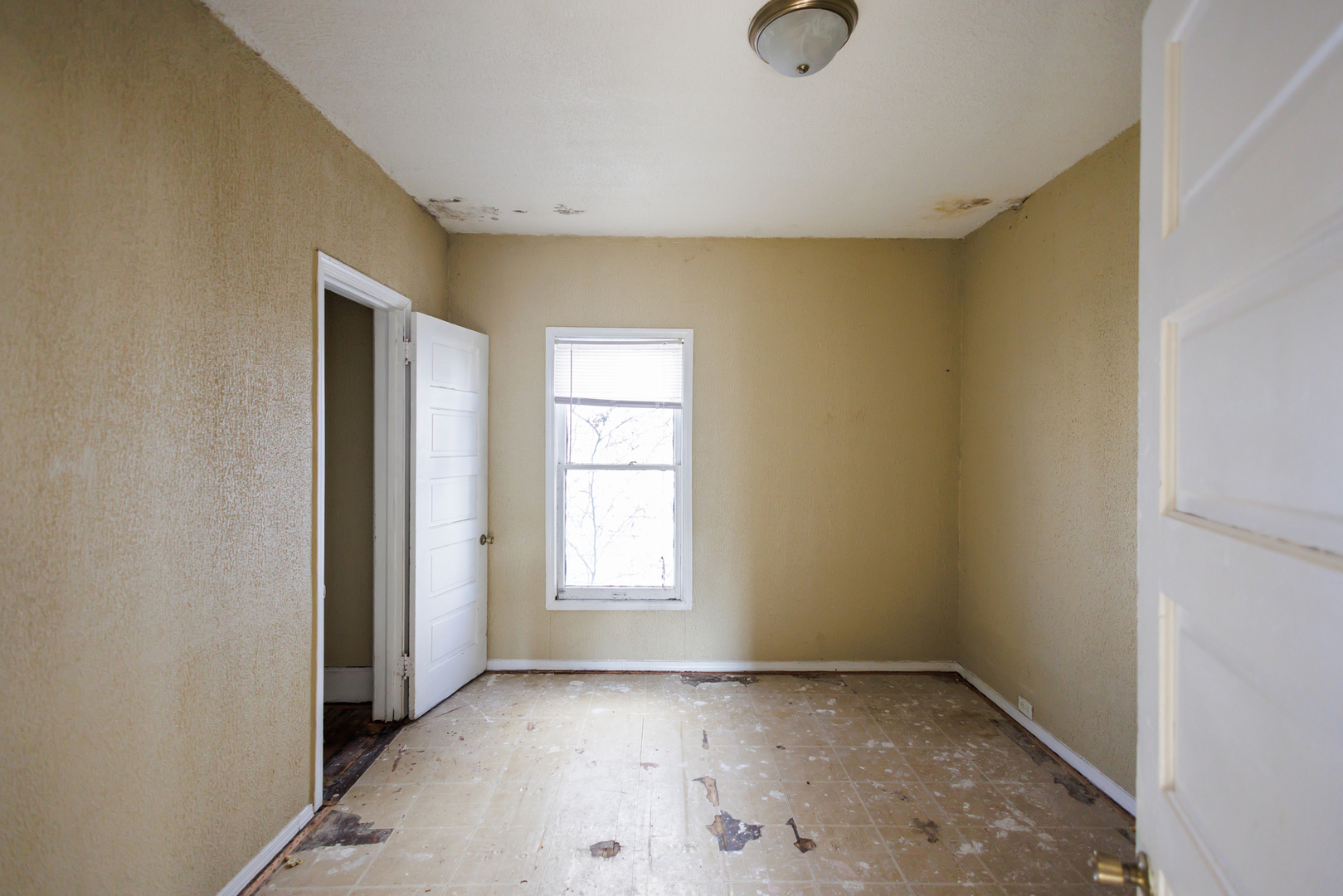 427 South Chicago Avenue Kankakee, IL 60901 - Photo 46 of 60 an empty room with windows