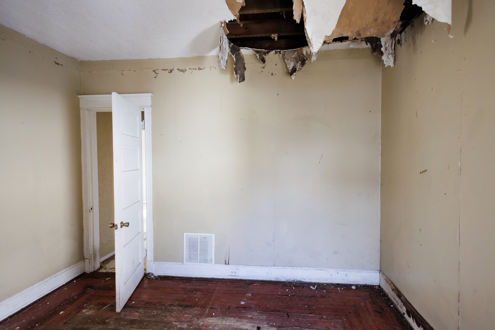 427 South Chicago Avenue Kankakee, IL 60901 - Photo 50 of 60 a view of small space with wooden floor