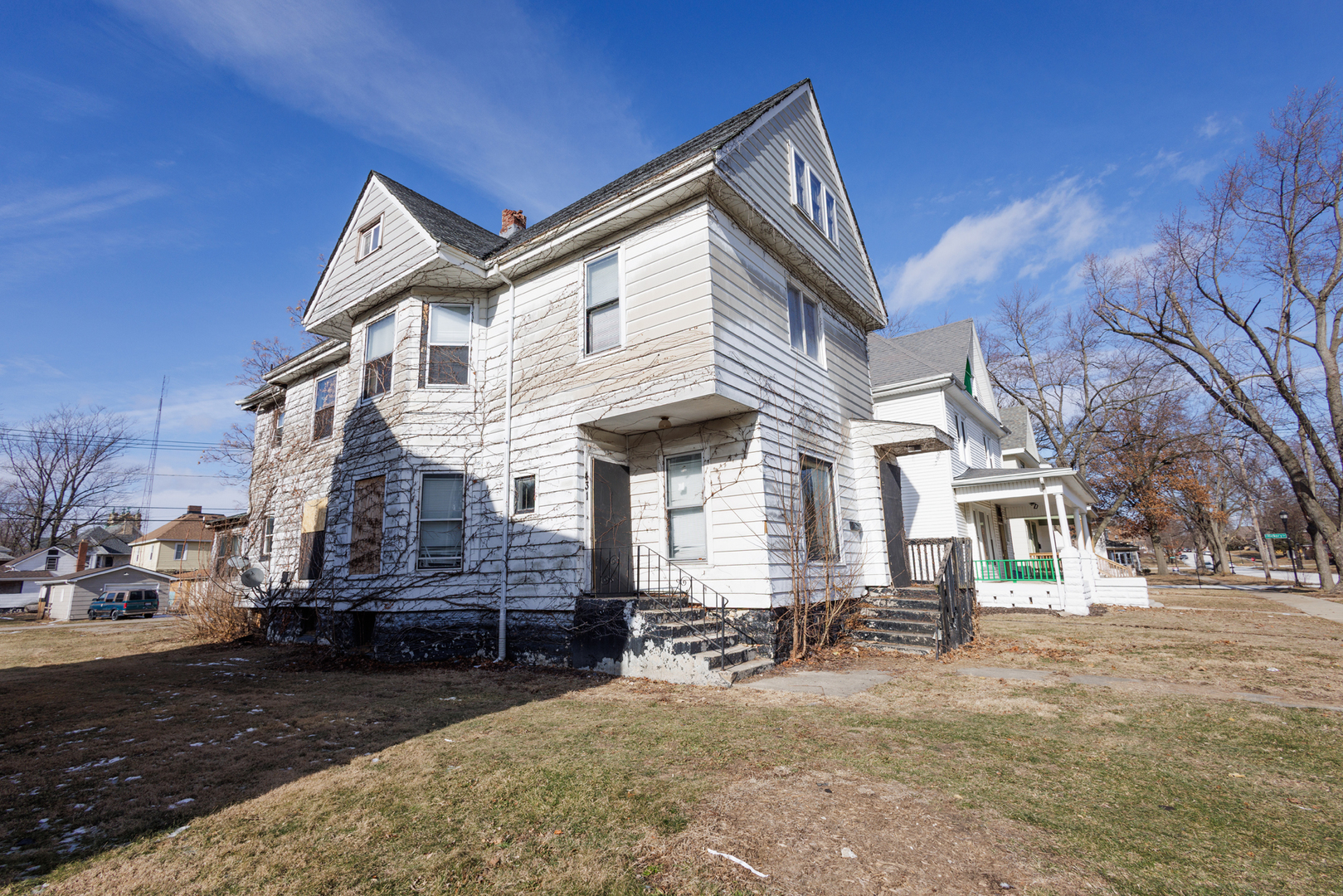 427 South Chicago Avenue Kankakee, IL 60901 - Photo 5 of 60 a front view of a house with a yard