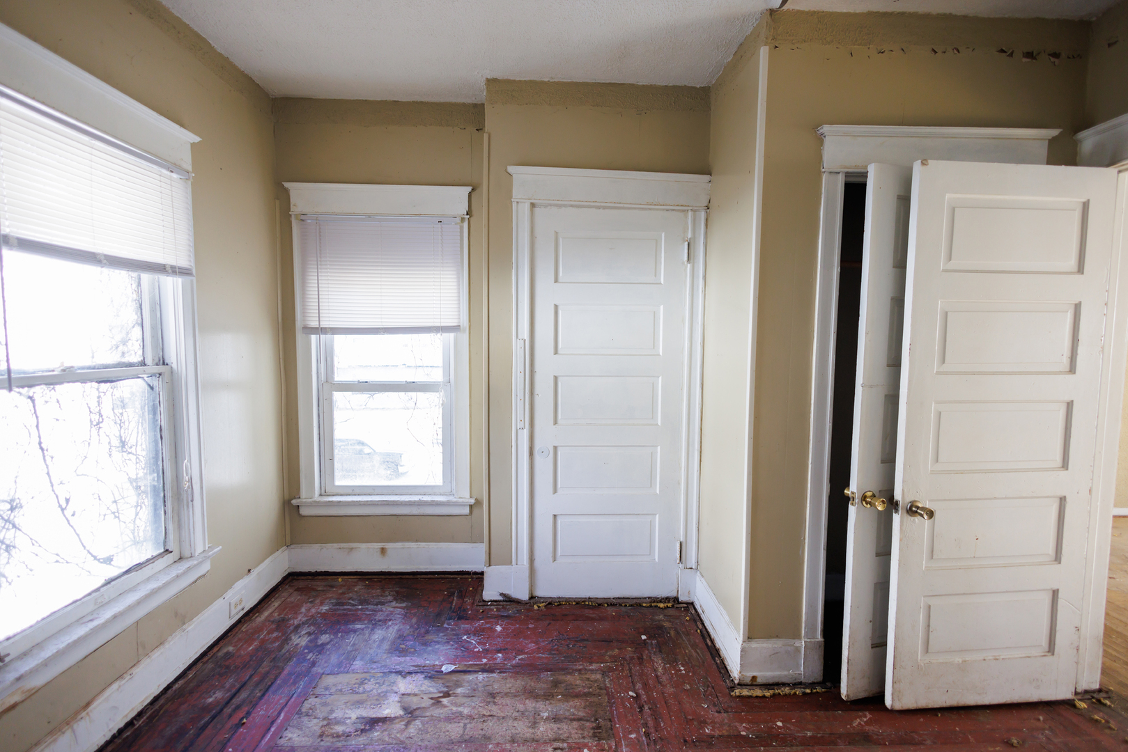 427 South Chicago Avenue Kankakee, IL 60901 - Photo 56 of 60 an empty room with windows and closet