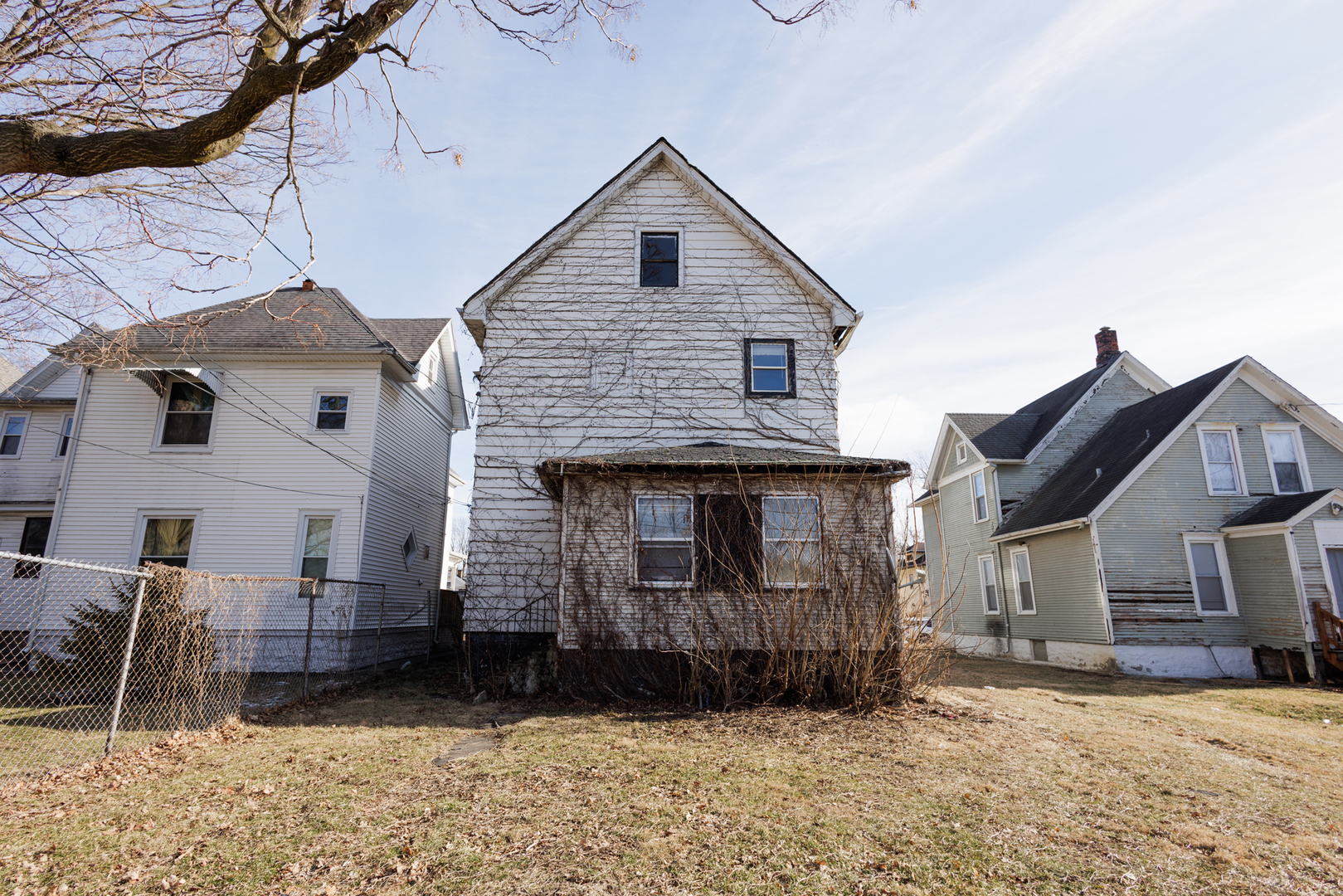 427 South Chicago Avenue Kankakee, IL 60901 - Photo 7 of 60 a front view of a house with a yard