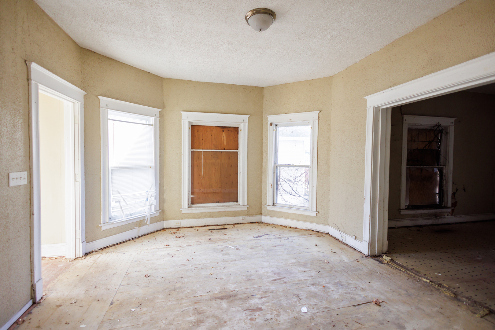 427 South Chicago Avenue Kankakee, IL 60901 - Photo 10 of 60 an empty room with windows and closet