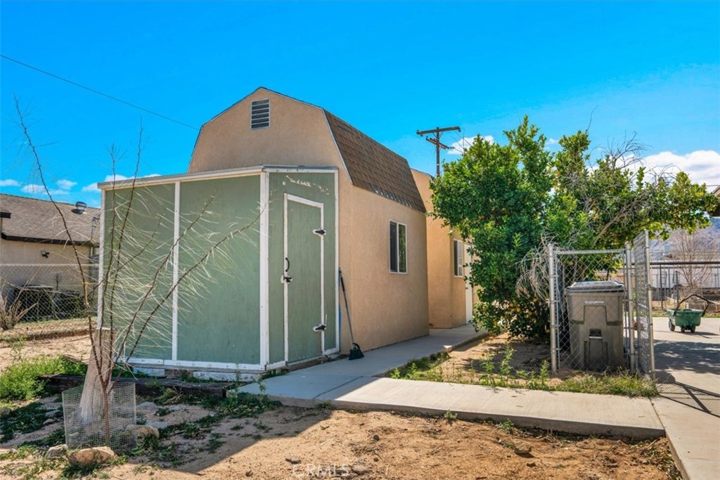 72775 2 Mile Road Twentynine Palms, CA 92277 - Photo 36 of 55 a front view of a house with garden