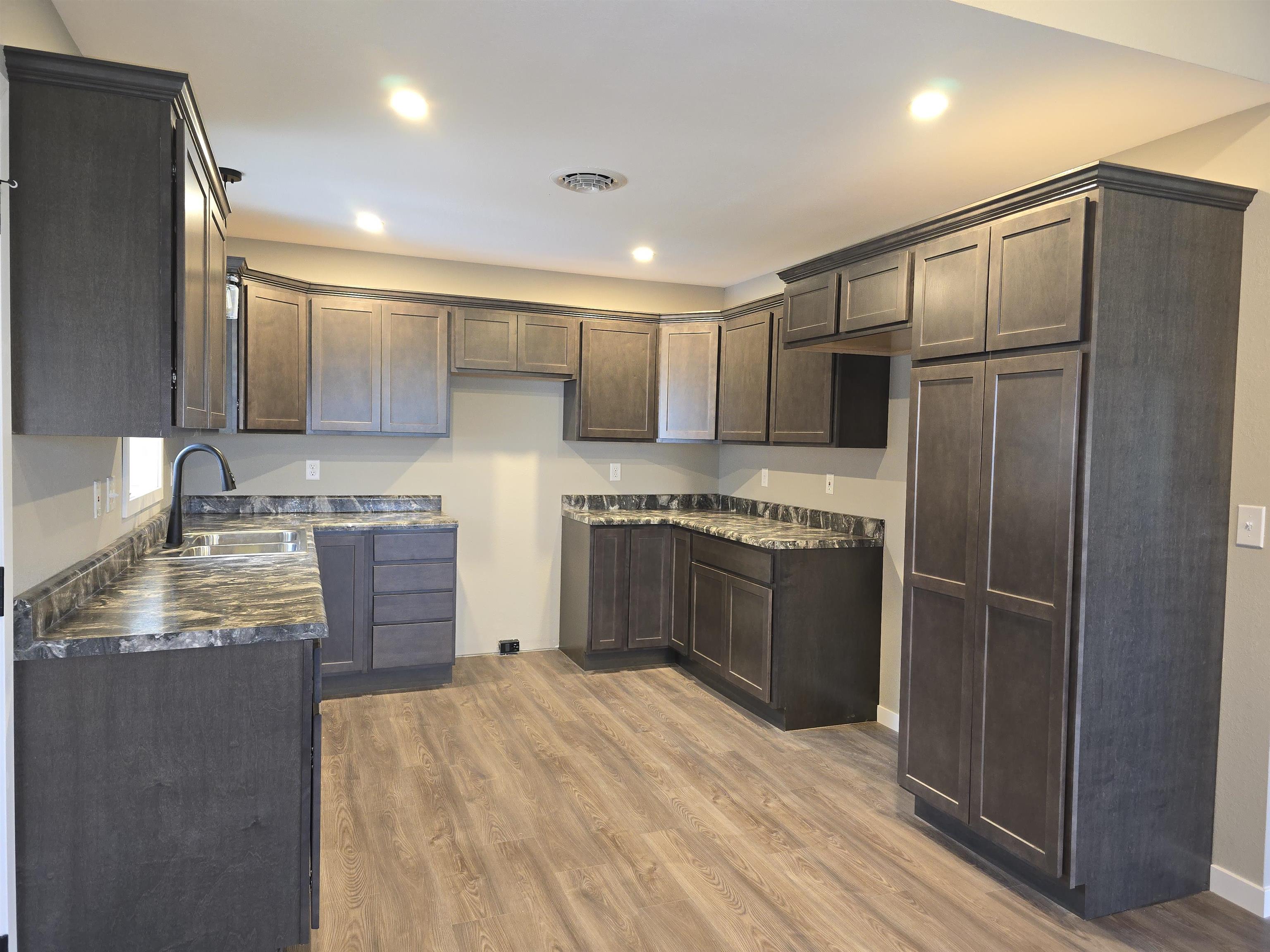 1005 Augusta Road Carthage, IL 62321 - Photo 4 of 20