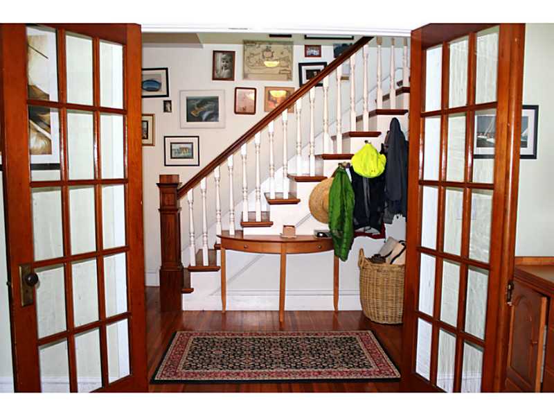 22 Bateman Avenue Newport, RI 02840 - Photo 8 of 20 Entry.